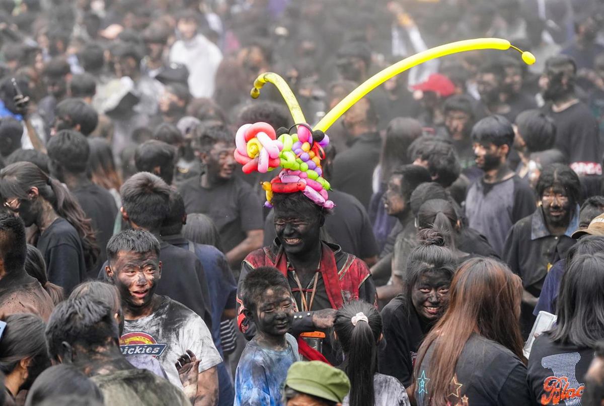 所用主料是咖啡粉 ：弄到嘴里也没事开元棋牌网站云南墨江万人“抹黑脸”(图1)